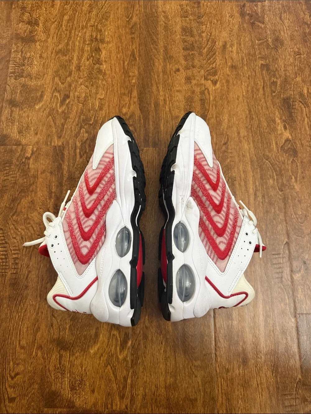 Nike White & Red Wave-Pattern Running Sneakers